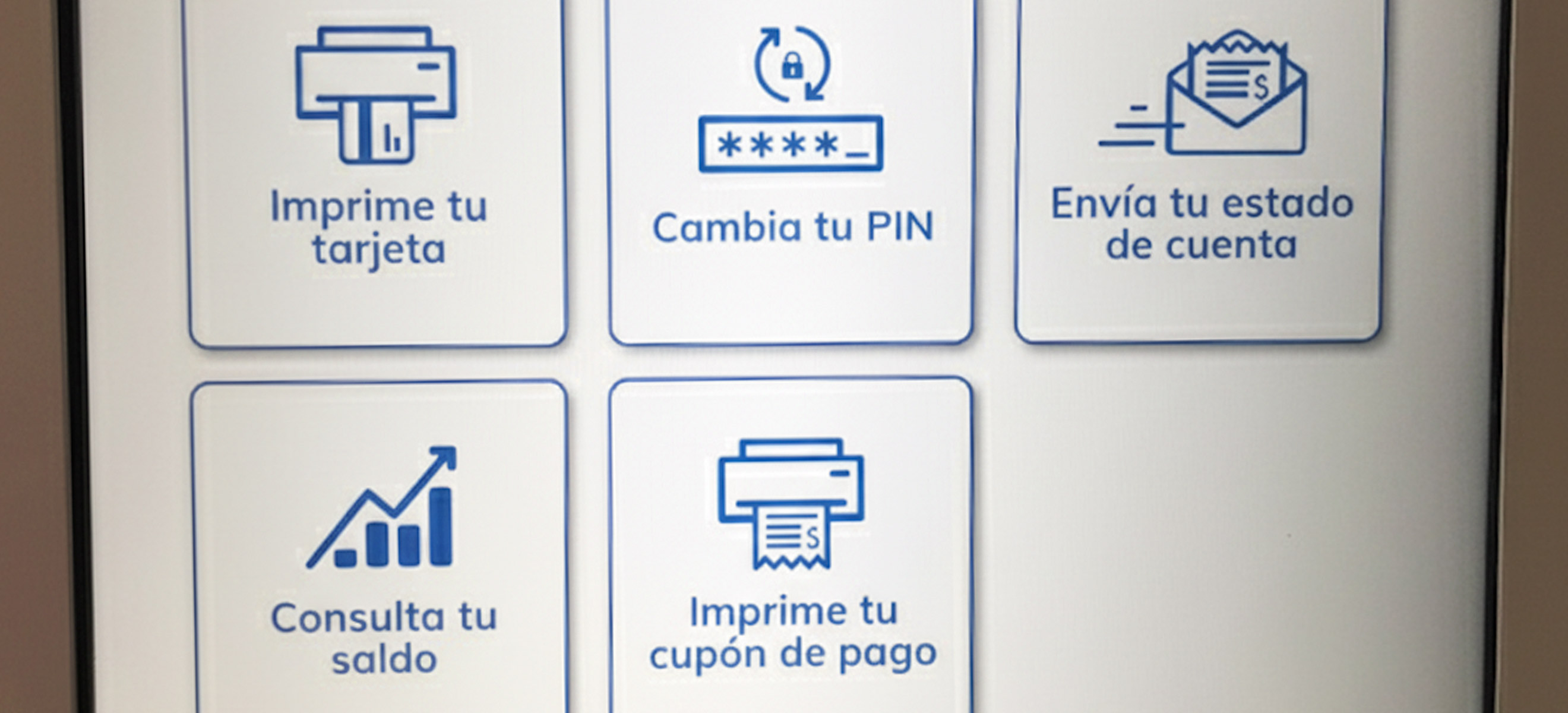 Kiosco de autoatención con endosadora integrada para tarjetas de crédito, ubicado en sucursal de supermercado Líder, diseño de interfaz UX/UI creado por David para Lider-BCI Servicios Financieros
